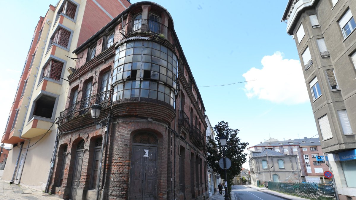 Uno de los edificios singulares de Bembibre. L. DE LA MATA