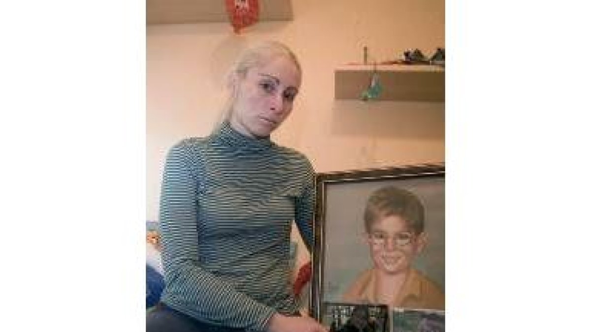 Ithaisa, madre de Yeremi muestra un retrato de su hijo en su habitación