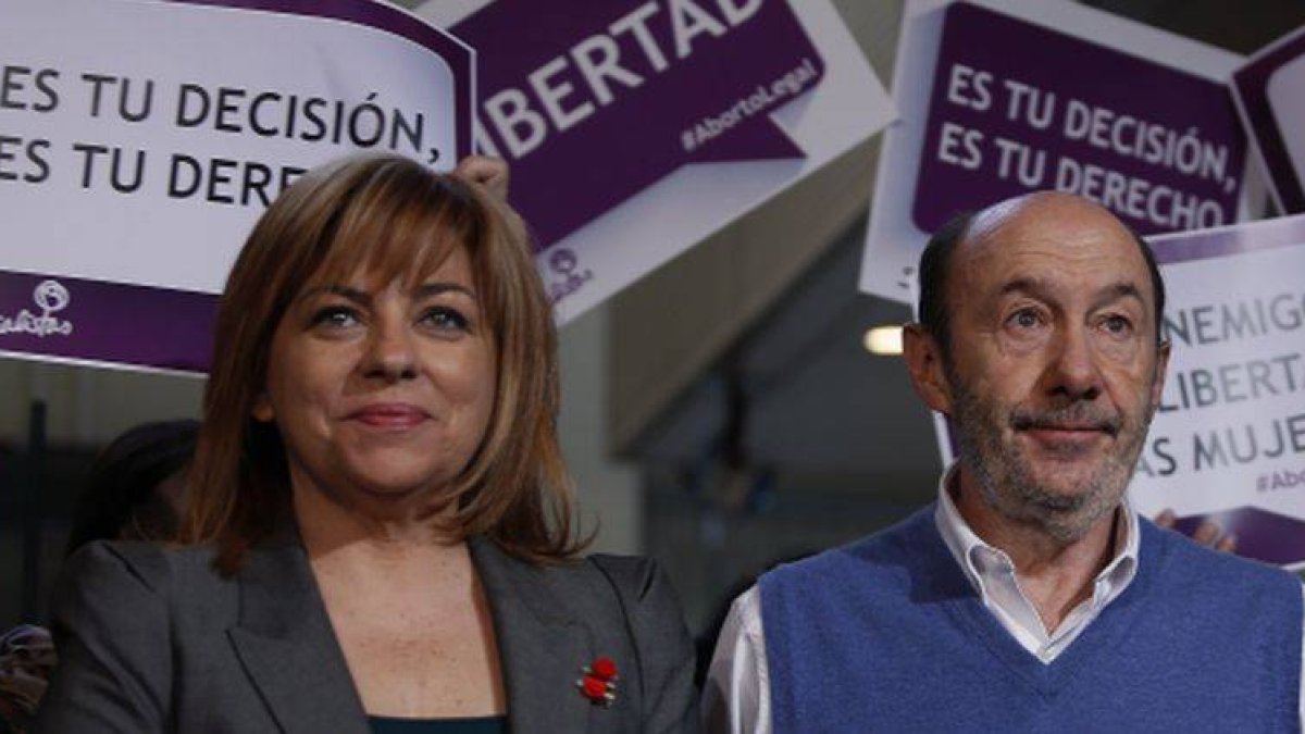 Elena Valenciano y Alfredo Pérez Rubalcaba, durante el acto organizado por el PSOE.