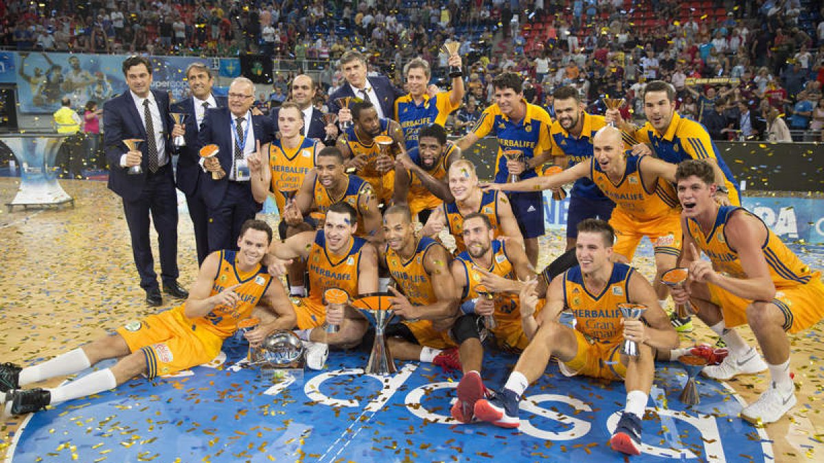 Los jugadores del Herbalife Gran Canaria celebran su victoria frente al Barcelona tras imponerse en la final. DAVID AGUILAR