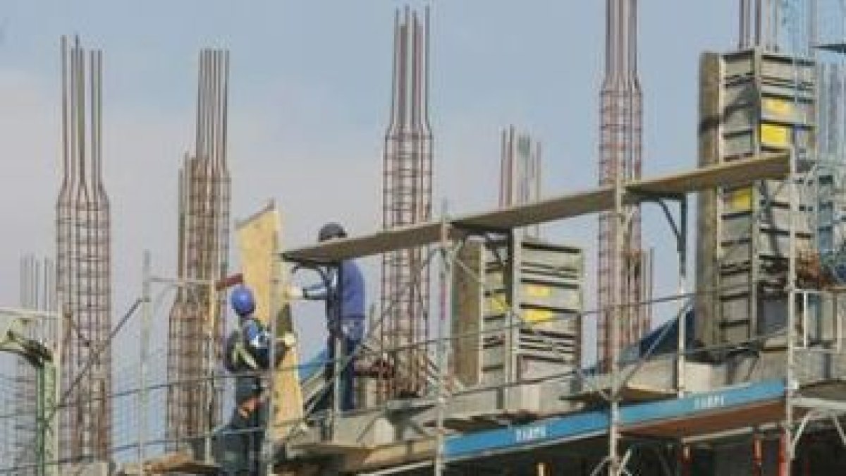 En Ponferrada apenas se construye nada y empieza a ser raro ver obreros trabajando.