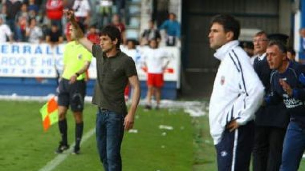 Toñín, dirigiendo a la Deportiva en el partido del play off del 2008 ante el Mérida UD.