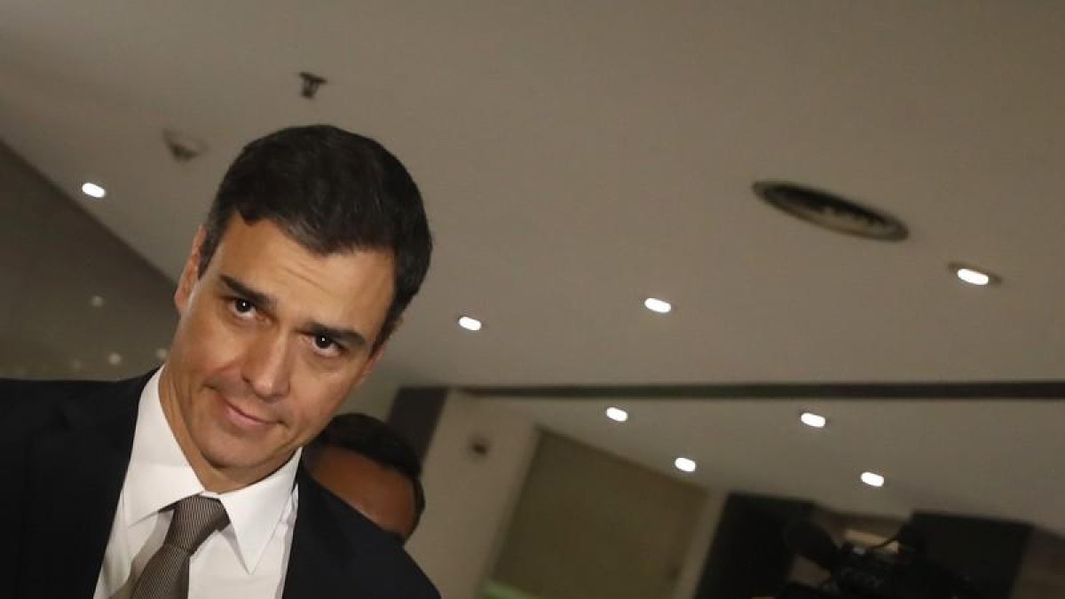 Pedro Sánchez al terminar una reunión de su partido.