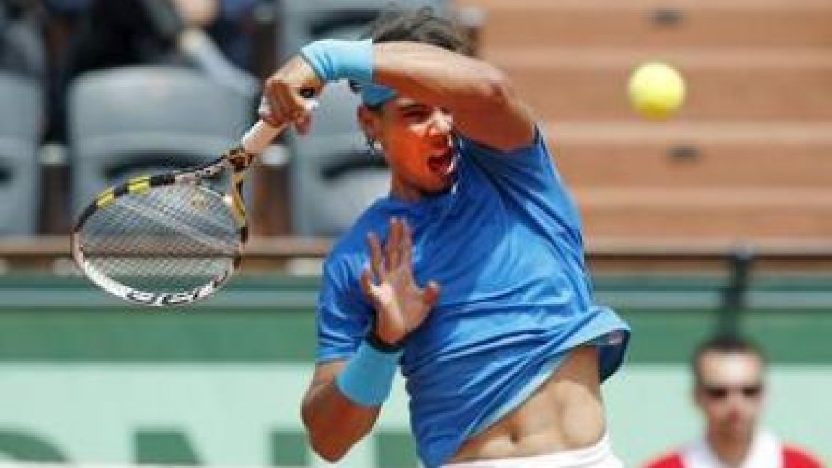Nadal devuelve la bola al croata Antonio Veic durante el partido que enfrentó a ambos.