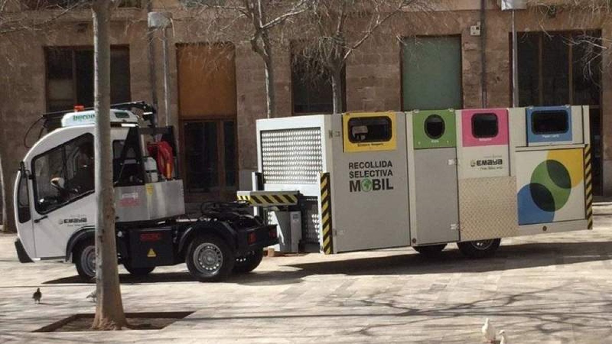 Una cabeza tractora eléctrica coloca y retira las islas de los contenedores por las tardes. EMAYA / EP