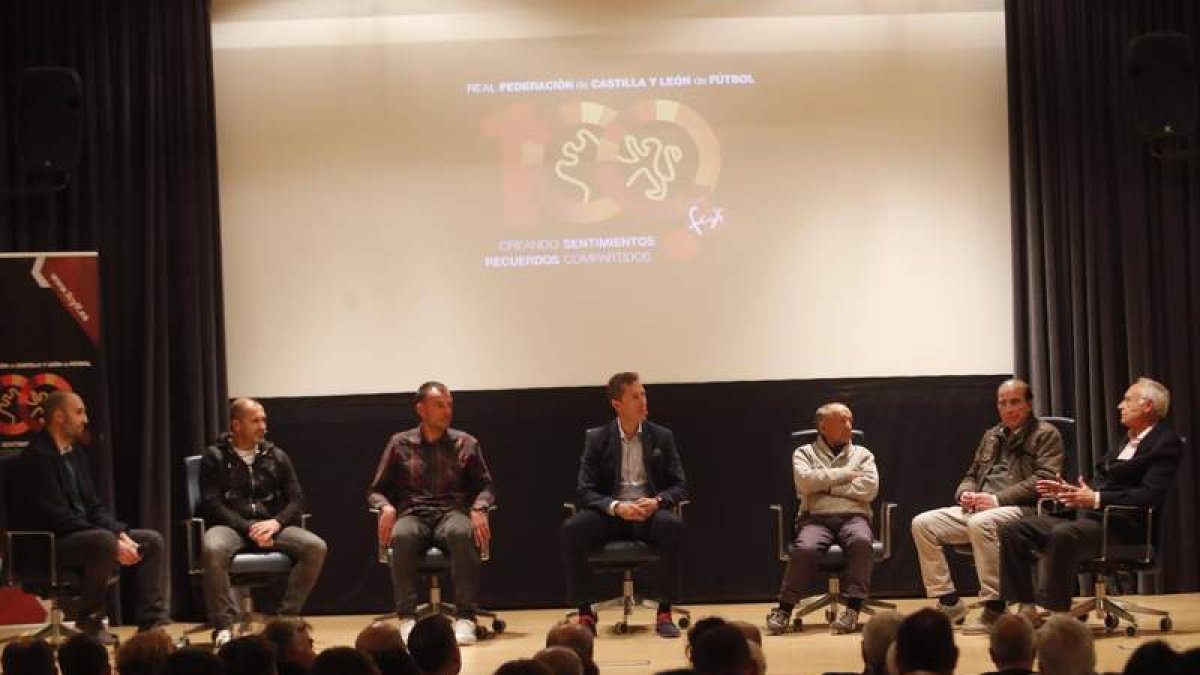 Participantes en la charla del Centenario de la RFCyLF. DE LA MATA