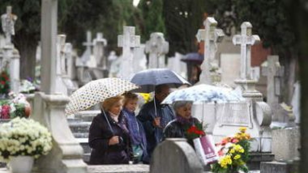 Durante la última semana se han intensificado las visita al cementerio, que hoy tendrá su día culmin