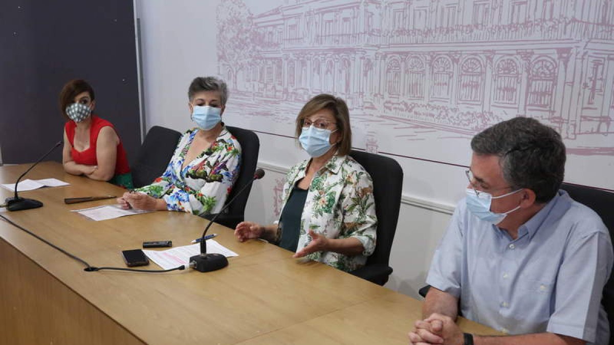 Raquel Martínez, Encarnación Martín, Evelia Fernández y Carlos Fernández. DL