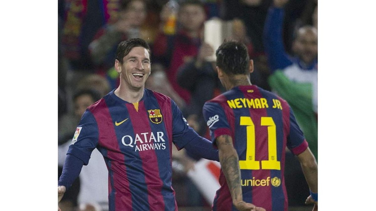 Neymar felicita a Messi tras abrir el marcador al transformar un penalti.