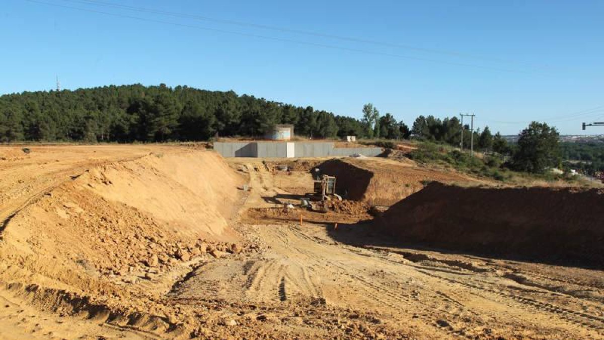 Vista de las obras de urbanización del Cueto del Moro, en su parte más cercana al Hospital Monte San Isidro.