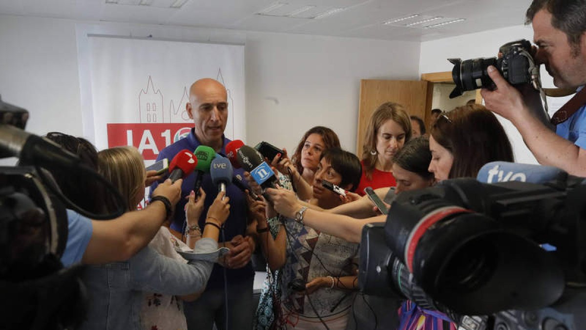 Jose Antonio Diez, ayer, en el Ayuntamiento de León.