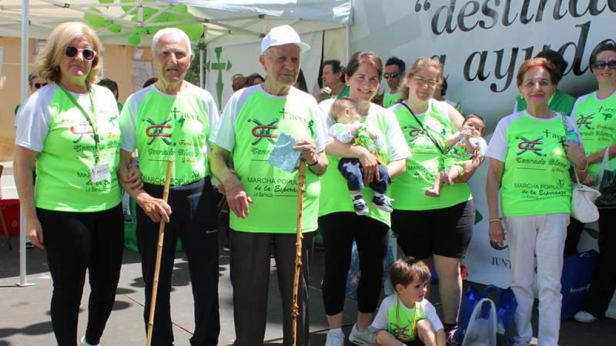 Varias generaciones, juntas en la marcha.