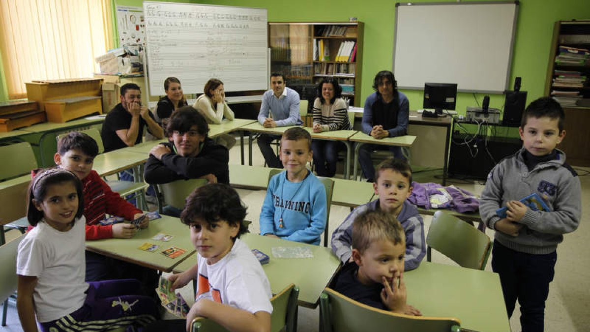 Menores con altas capacidades que forman parte de la asociación de León posan con sus padres en el colegio San Claudio.