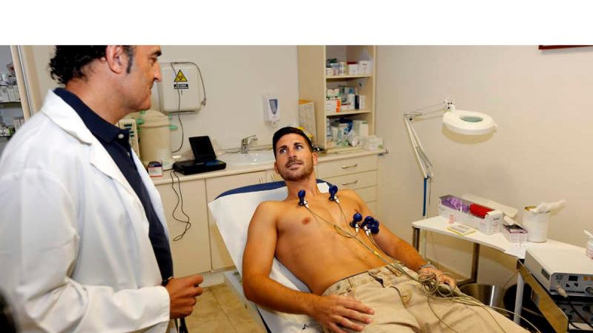 César Morgado, al igual que otros jugadores del primer equipo, pasó ayer el reconocimiento médico. MARCIANO