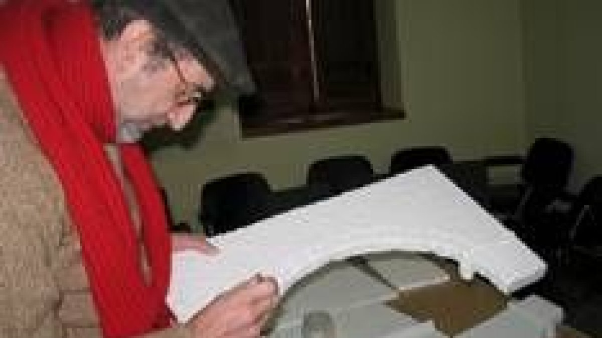 Carlos Tejerina retoca una de los arcos del diorama