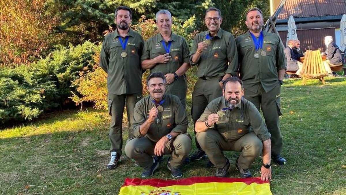 Álvarez Tejedor, segundo por la derecha de pie, con la medalla de bronce lograda en el Mundial. DL