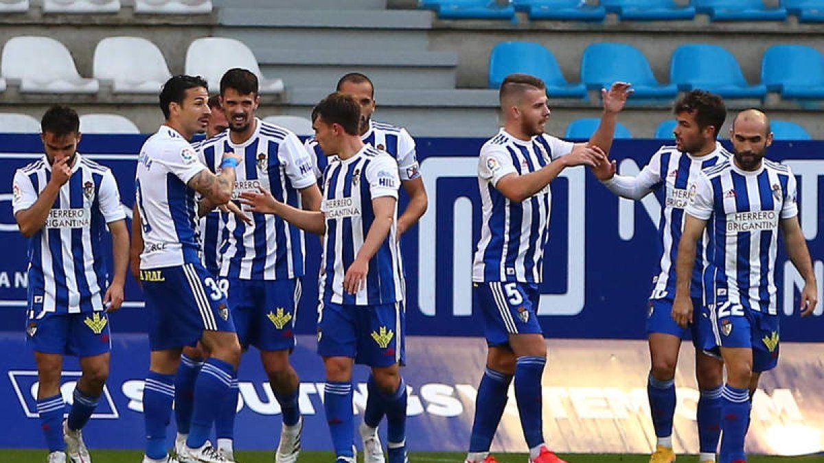 La jugada entre Curro y Yuri sirvió para que el brasileño le pusiese el gol de la victoria en bandeja a Pablo Valcarce. L. DE LA MATA