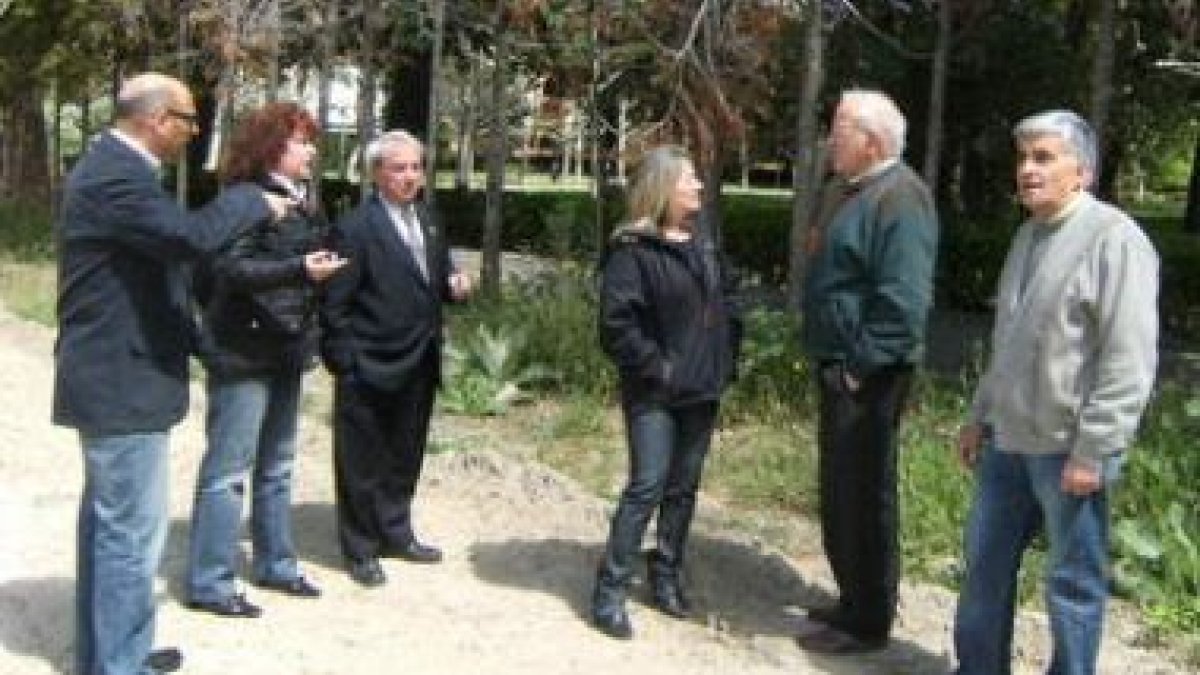 La edil popular Tomasa Santos visita el barrio del Crucero.