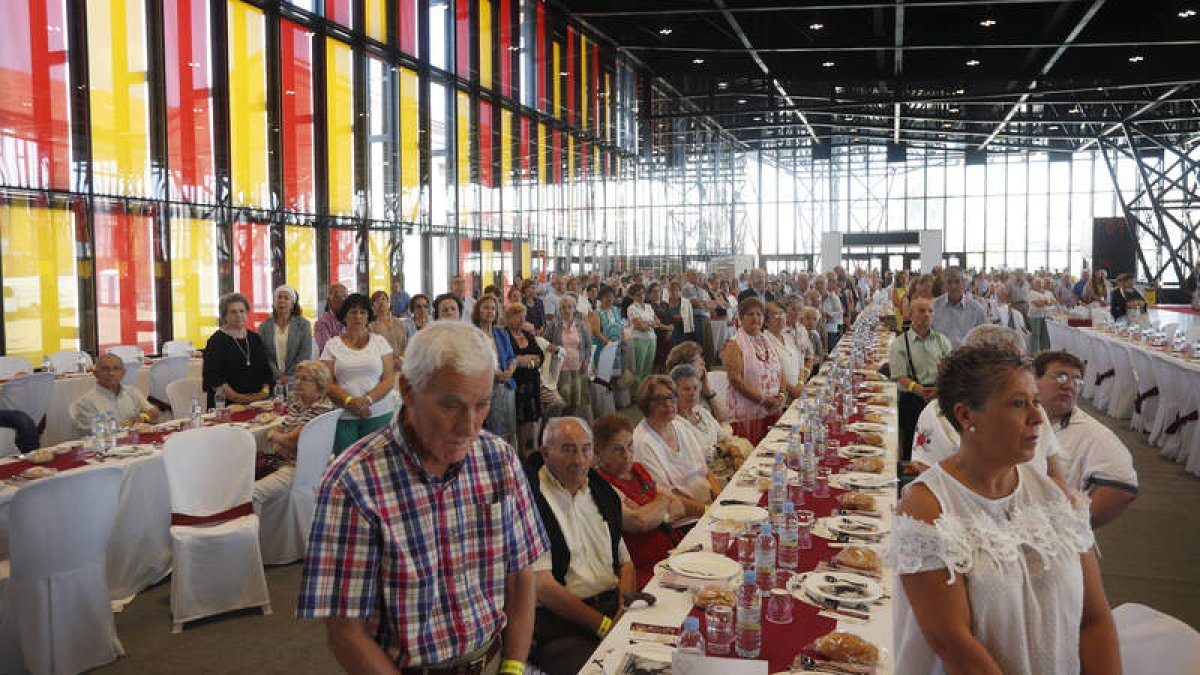 Un momento de la misa que abrió los actos del Día de los Abuelos celebrados ayer en el Palacio de Exposiciones de León. JESÚS F. SALVADORES