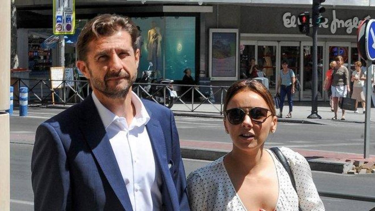 Chenoa y su prometido, el doctor Miguel Sánchez Encinas, en Madrid, el pasado 25 de junio.