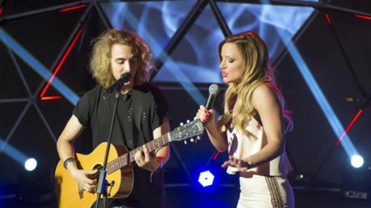 Manel Navarro, junto a la representante de Serbia, Tijana Bogicevic.