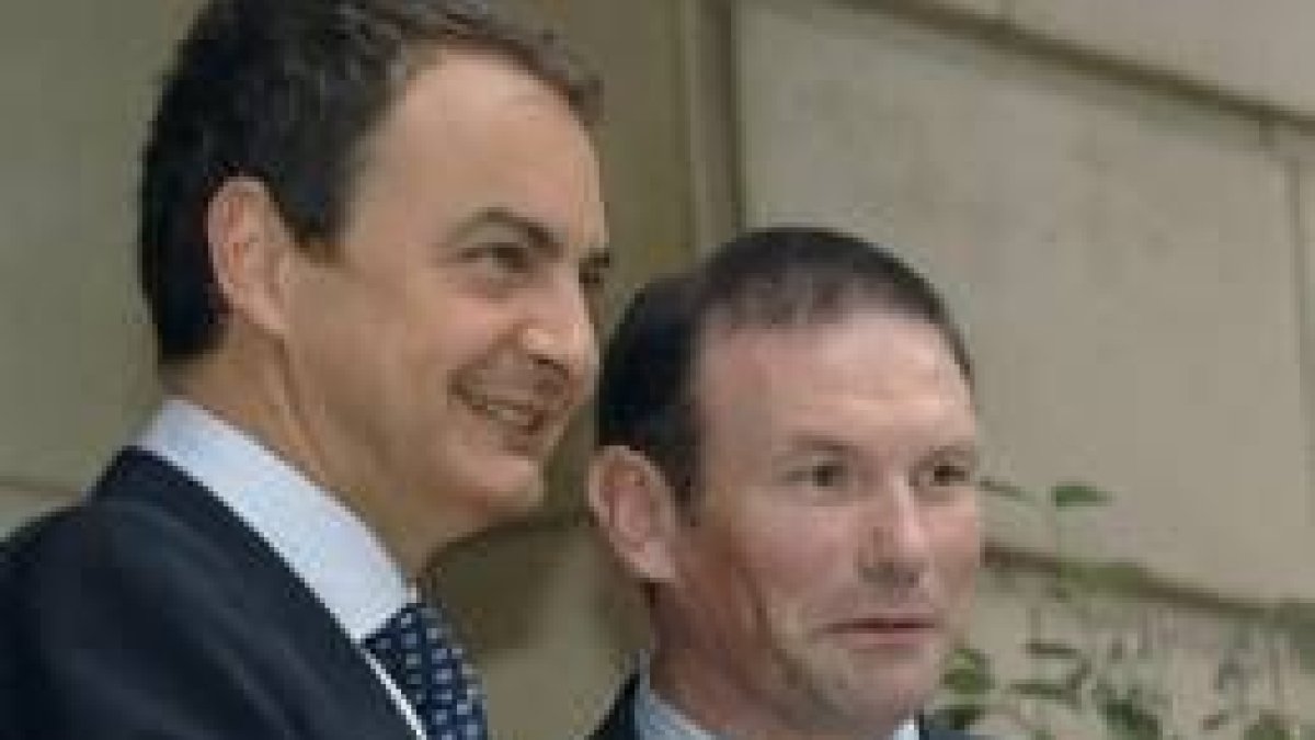 Foto de archivo de Rodríguez Zapatero e Ibarretxe, tras el anuncio de ETA de romper el alto el fuego
