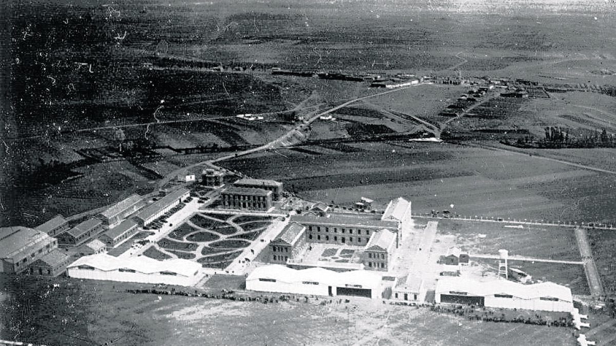 Imagen del aeródromo militar de León el día de su inauguración en 1929, con aviones en formación. ABA