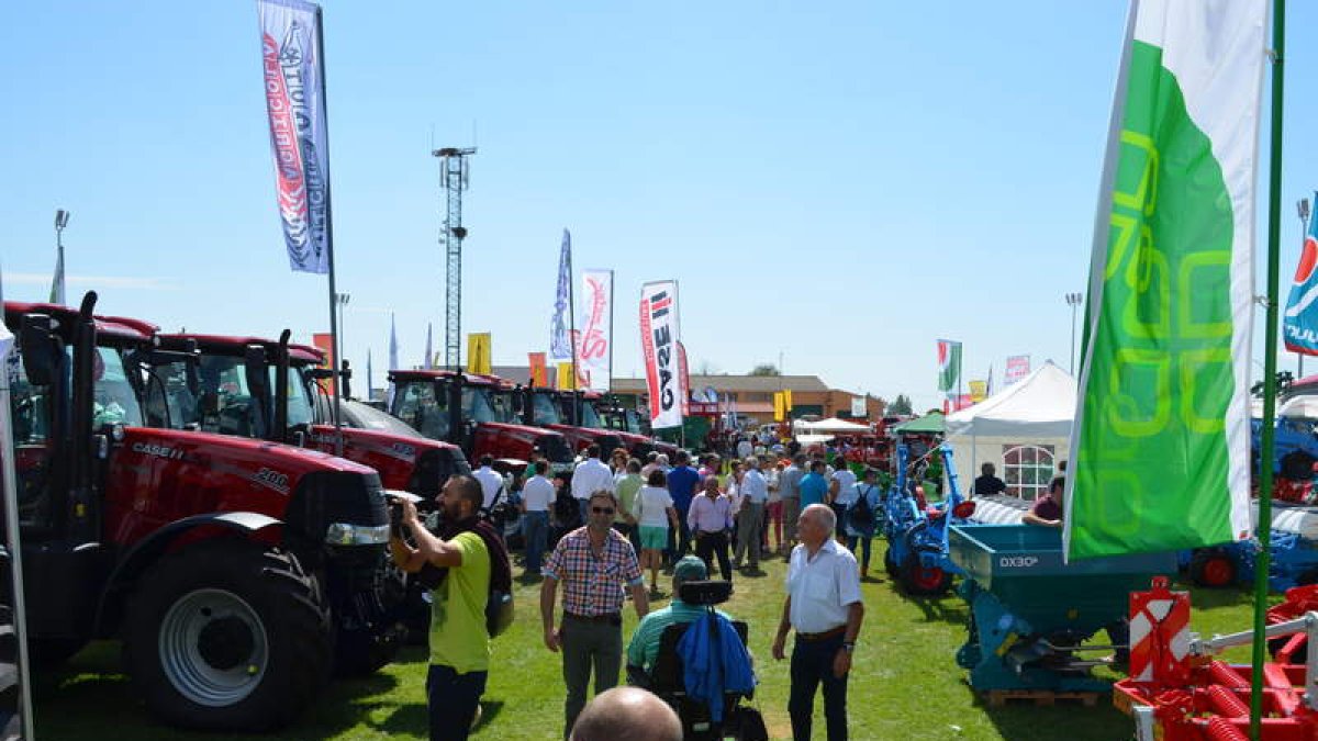 Imagen de la Feria Multisectorial de Santa María del Páramo, ayer a mediodía. MEDINA