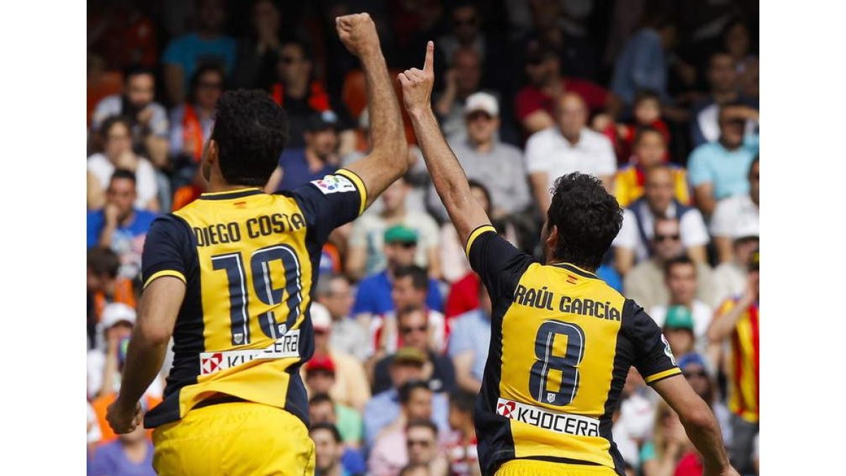 Los atléticos Diego Costa y Raúl García celebran el gol que a la postre les dio los tres puntos