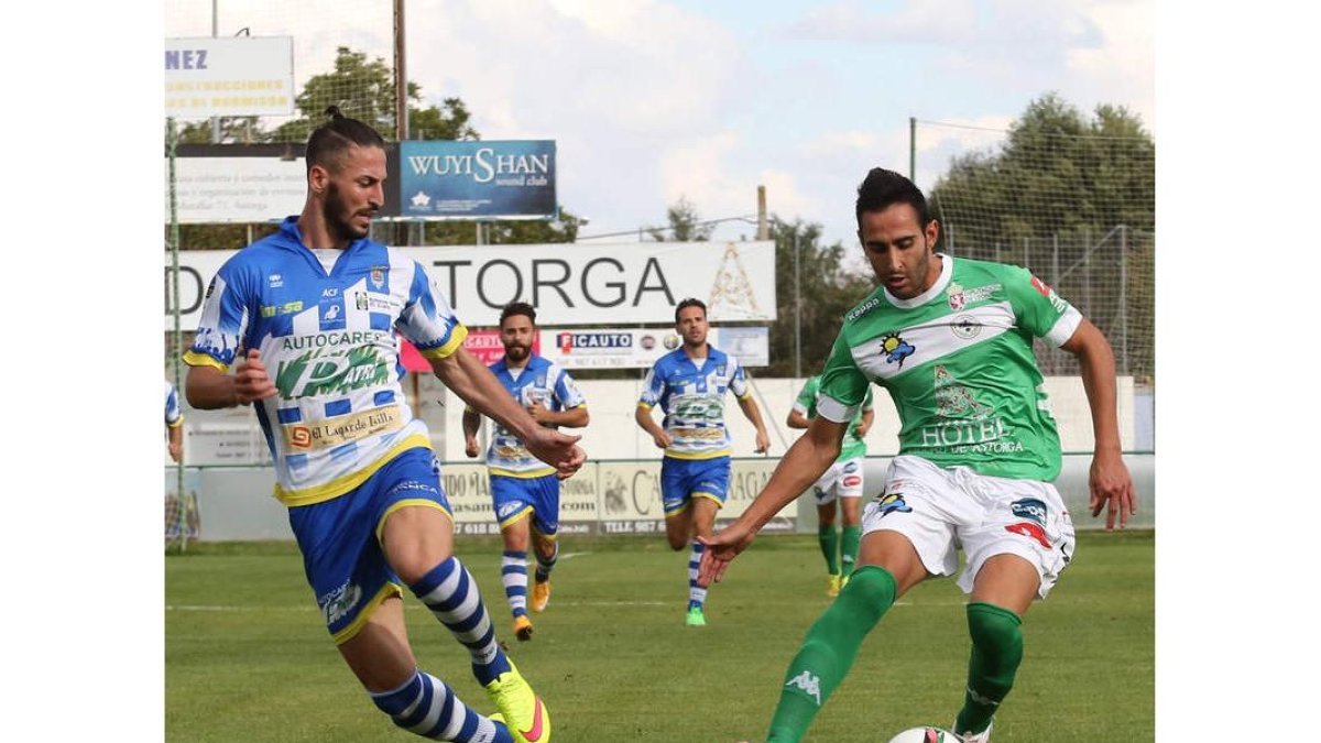 Puente, a la derecha, tratará de poner fin a su sequía goleadora ante el Peña Sport.