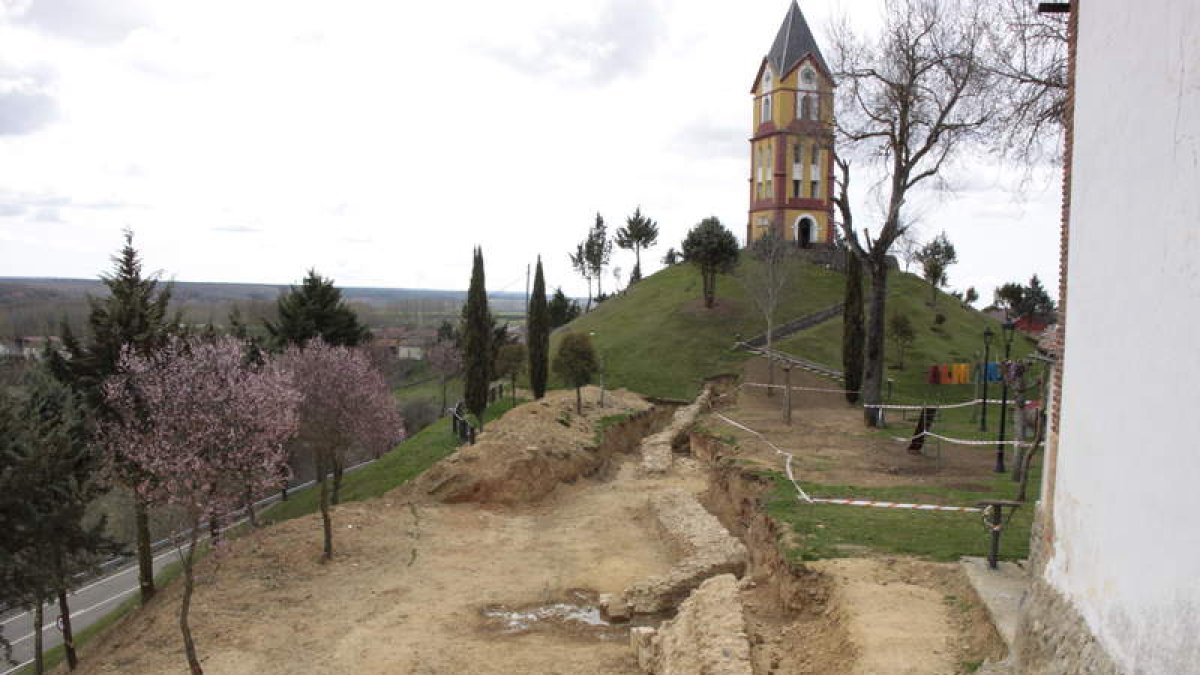 Tramo de la muralla descubierta que va desde la iglesia a la base el montículo del torreón. CAMPOS