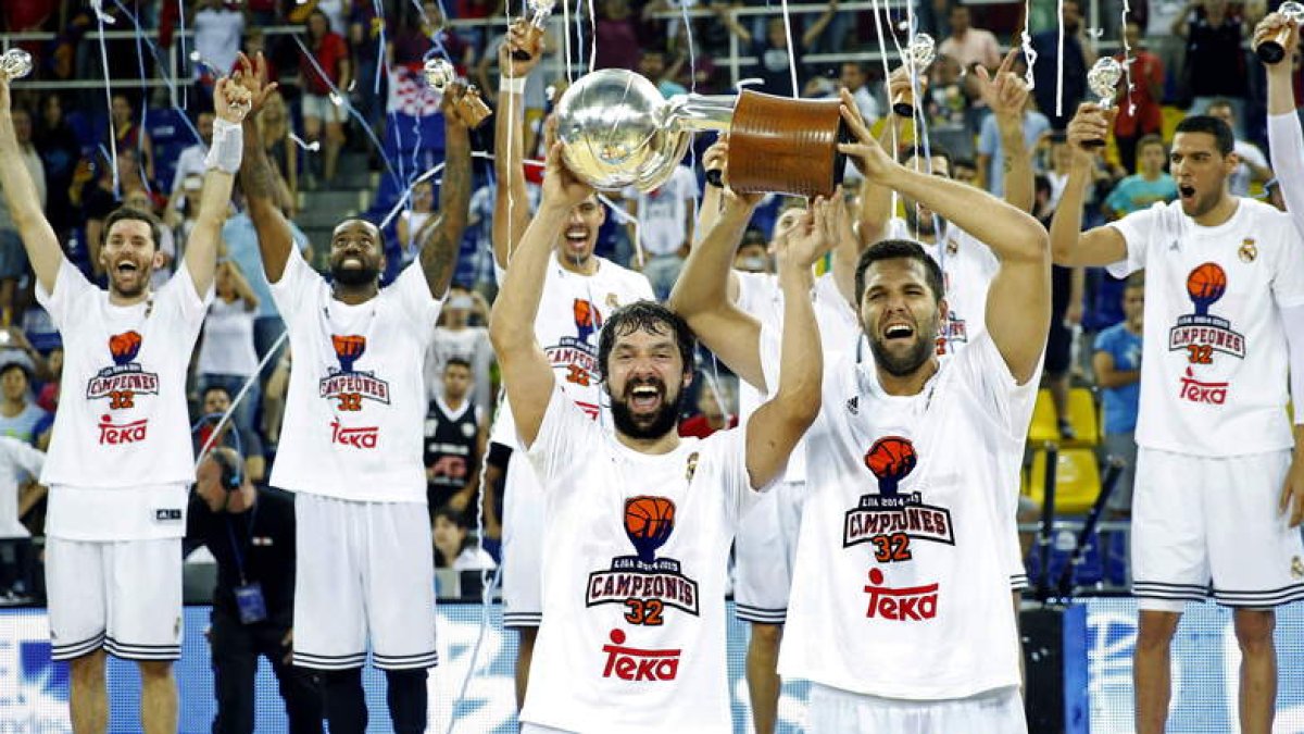 Los jugadores del Madrid Llull y Felipe Reyes posan con la copa de campeones de Liga.