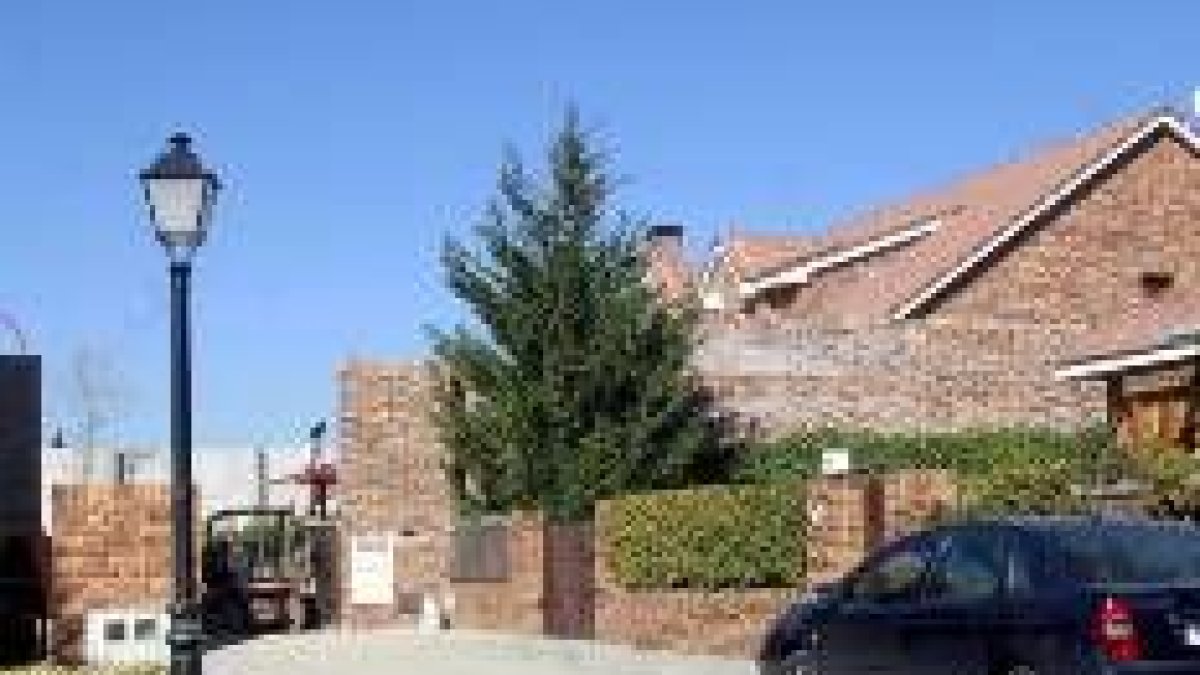 Los obreros trabajan en el exterior de la casa de Aznar en Monte Alina