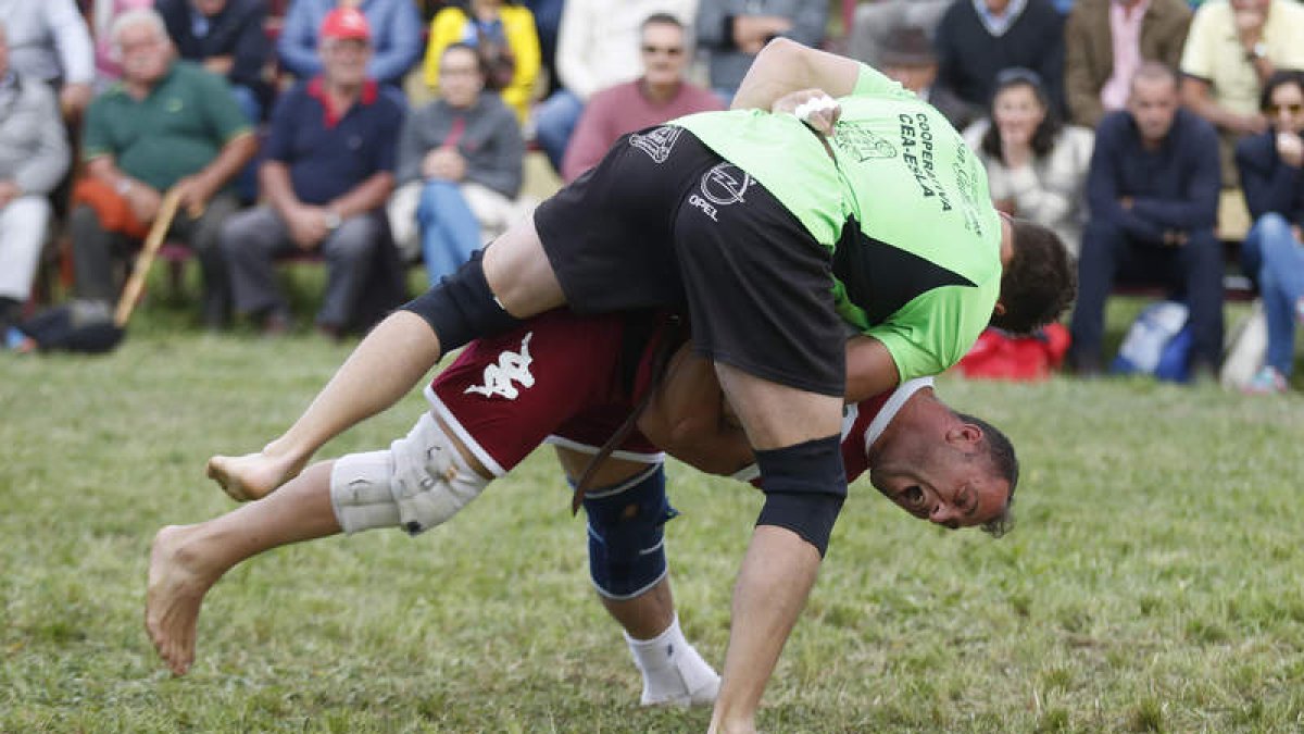 Sahechores completó con la lucha sénior masculina la jornada que abría Lillo en la base. F. OTERO PERANDONES