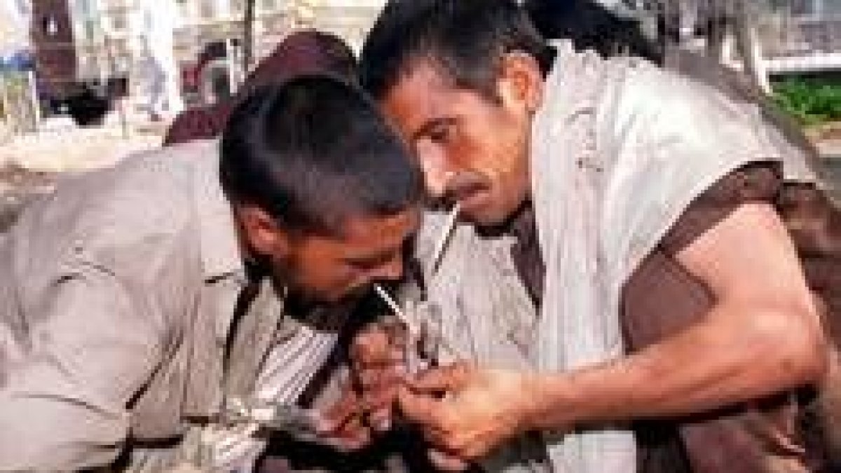 Foto de archivo de dos hombres drogándose en Pakistán