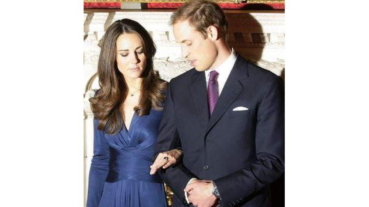 Kate Middleton y el príncipe Guillermo observan el anillo que perteneció a Lady Di.