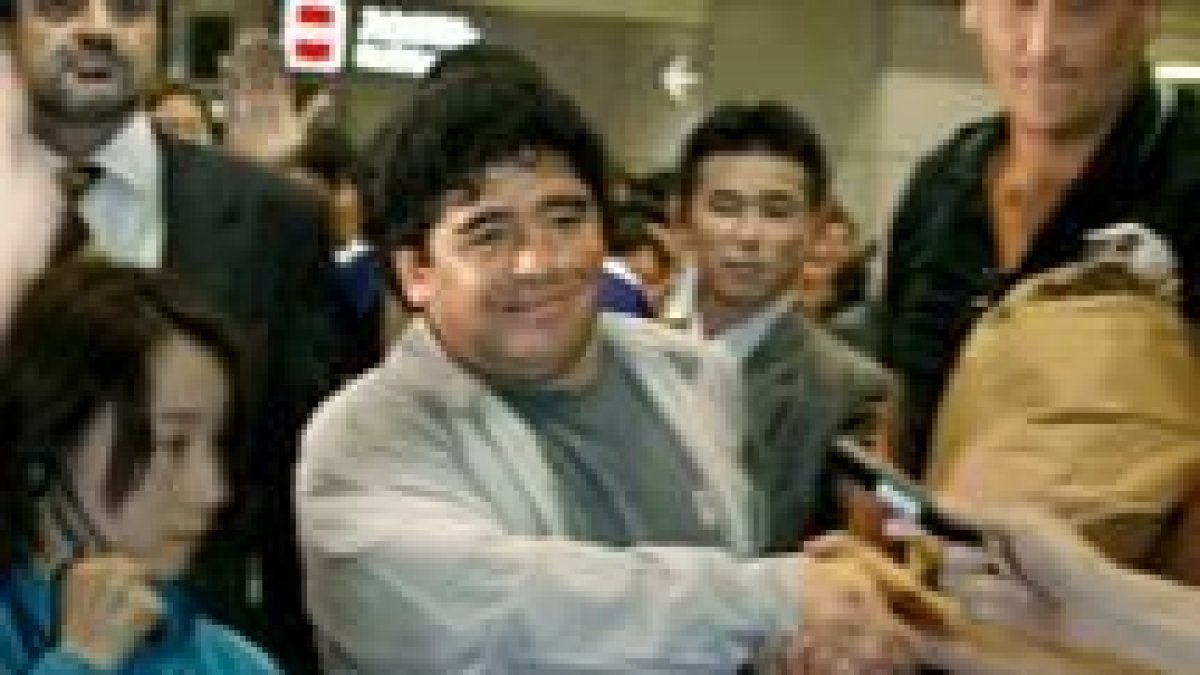 Diego Maradona puso ayer pie en Japón, en donde estaba vetada su presencia