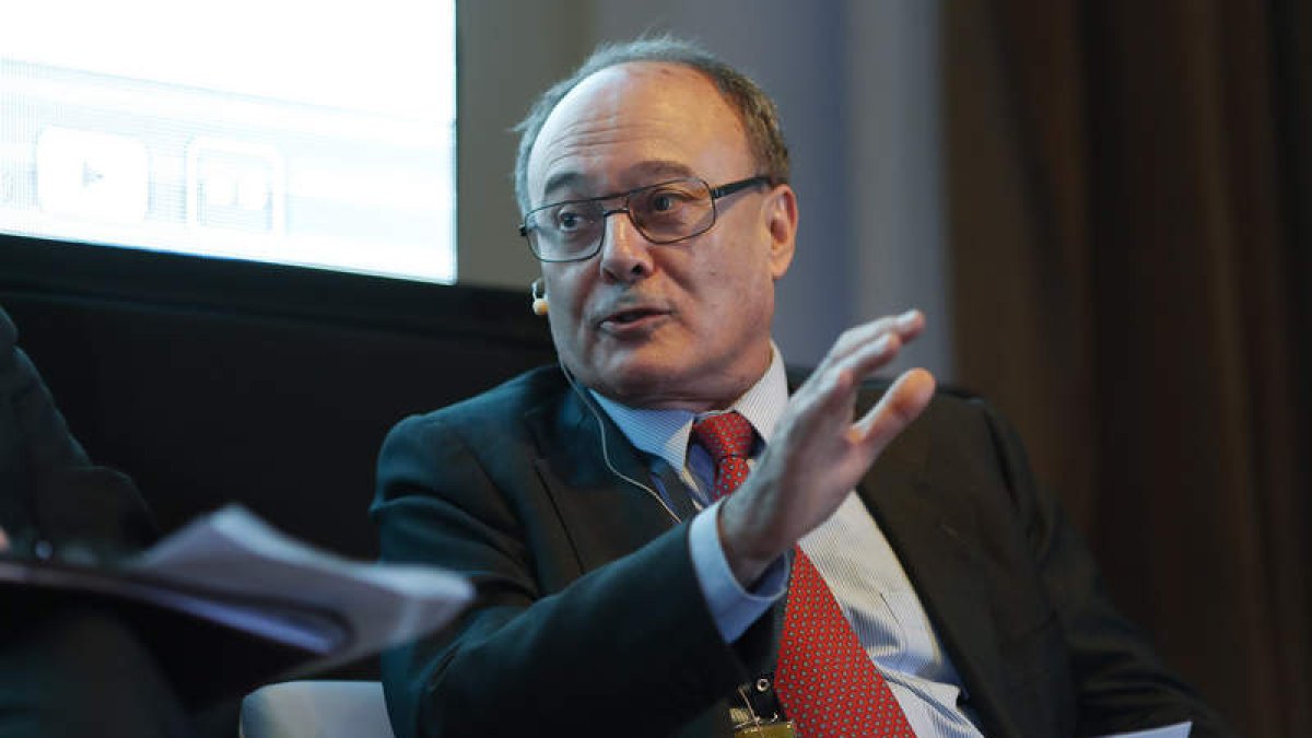 El gobernador del Banco de España, Luis María Linde. DAVID FERNÁNDEZ