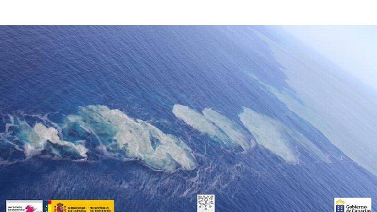 Los piroclastos humeantes (fragmentos de magma que emergen como burbujas hasta la superficie) y gases forman una nueva mancha de color ocre.