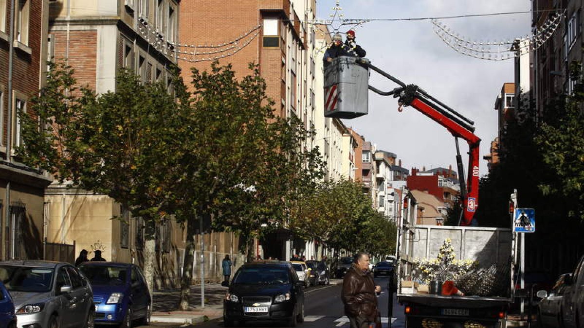 La empresa ha cedido dos camiones para colocar luces y, a la vez, arreglar bombillas.