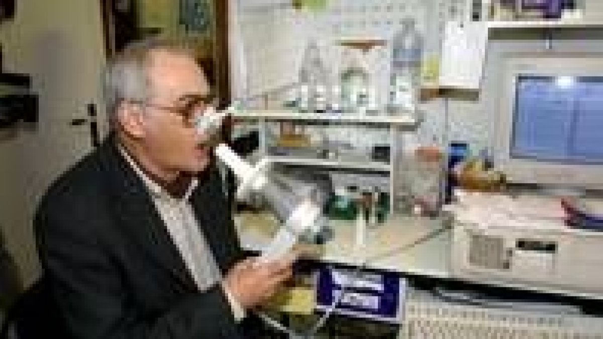 Un paciente asmático aprende a inhalar correctamente la medicación para el asma