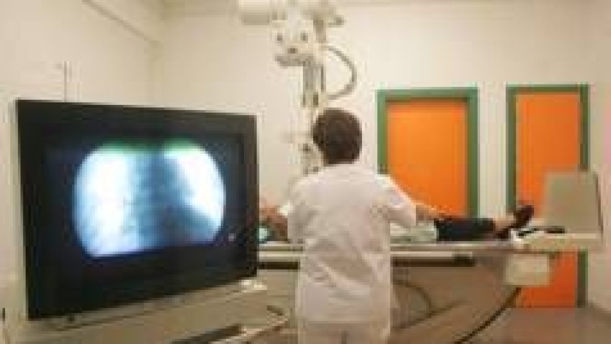 Los sanitarios verán reducidos su horarios y aumentados sus ingresos