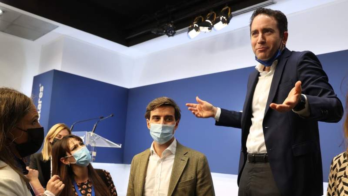 Teodoro García Egea y Pablo Montesinos, ayer, tras la valoración de los resultados en Castilla y León. KIKO HUESCA