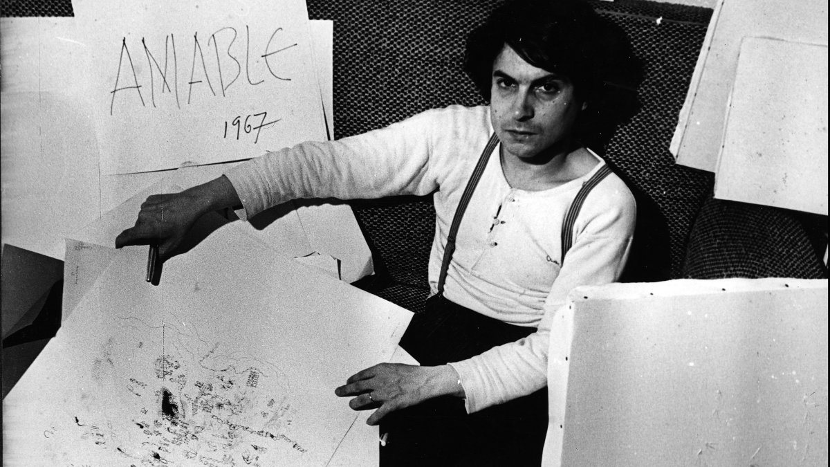 Amable Arias, rodeado de sus dibujos, en 1967.