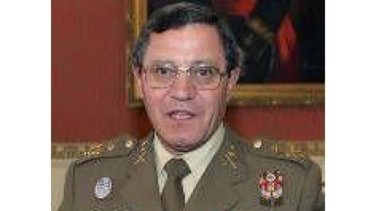 El teniente general José María Mena, durante el polémico discurso pronunciado ayer en Sevilla