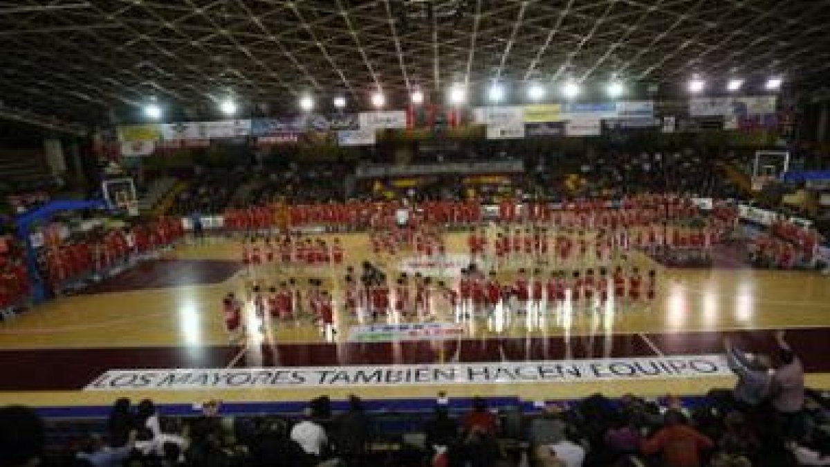 Los equipos de base del Begar formaron en la pista durante el descanso