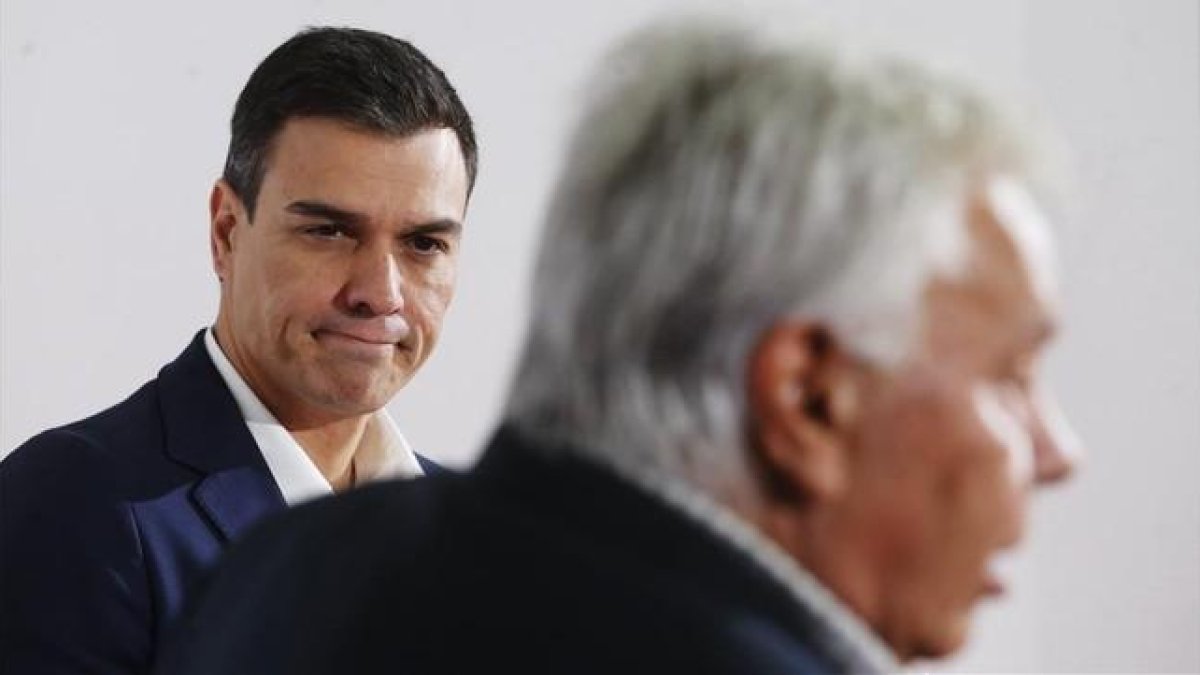 Felipe González y Pedro Sánchez, en un acto de la pasada campaña electoral, a finales de noviembre.