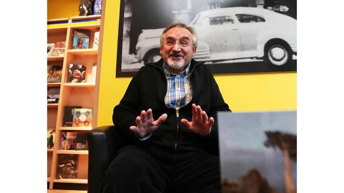 El crítico literario y catedrático de Literatura de la Universidad, José Enrique Martínez.