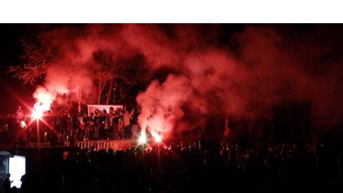 Manifestantes encienden bengalas durante una protesta contra el Gobierno en el parque Gezi en la Plaza Taksim.
