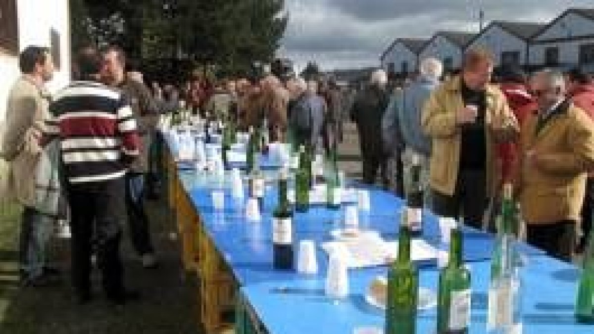 Los socios degustaron un vino pagado por la rectora tras la asamblea